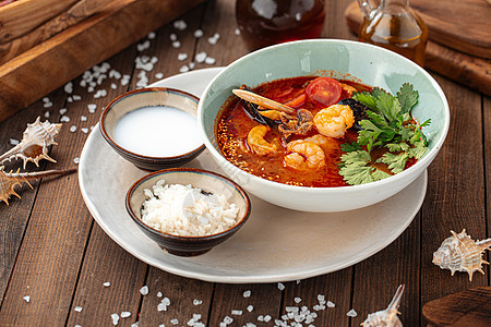 一碗茶海鲜汤和大米盘子美食午餐食物红色草本植物海鲜图片