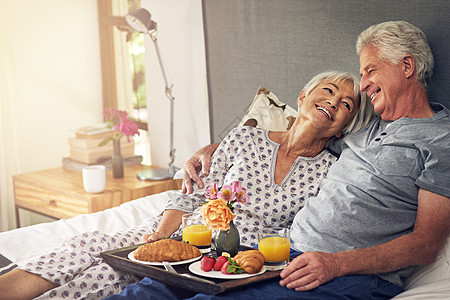 我给你带了点早餐 一对年长夫妇在床上吃早餐的照片图片