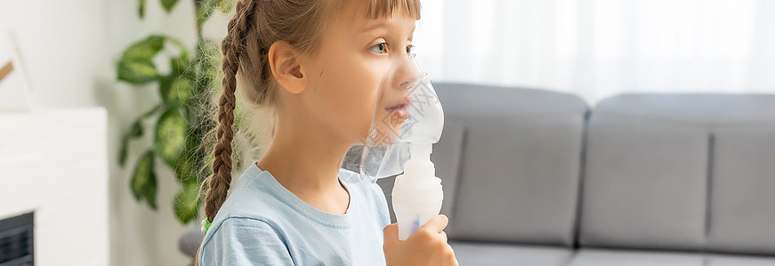 小女孩在家里用雾化器吸入 儿童哮喘吸入器吸入雾化器蒸汽病咳概念喷雾器呼吸过敏女孩空气汽化面具压缩机病人药物图片