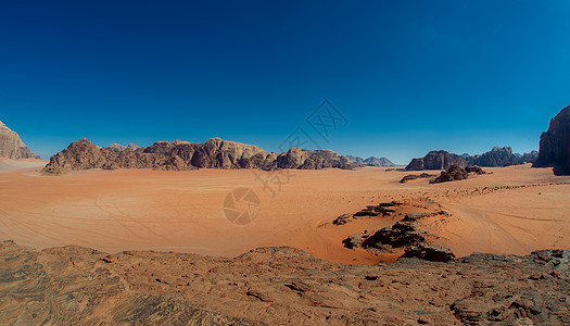 约旦WADI RUM 红沙砂岩沙漠游客石头岩石旅游沙丘受保护蓝色悬崖图片