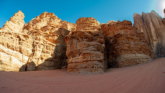 约旦WADI RUM 红沙全景受保护砂岩公园天空世界沙漠岩石旅游蓝色图片