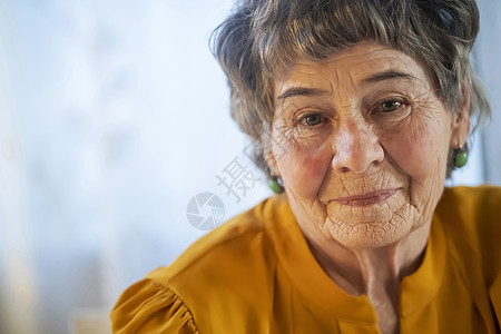 穿黄色上衣的老退休灰发女人微笑正面祖母女性短发表情活动皱纹休闲情绪图片