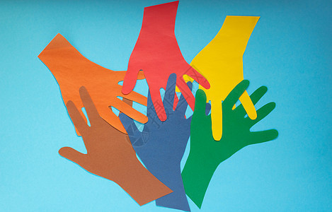 蓝背景的开放多彩纸棕榈活动摘要背景 自闭症日概念和青年团结日 2004年自闭症团体头脑友谊插图孩子们志愿者手指援助治疗图片