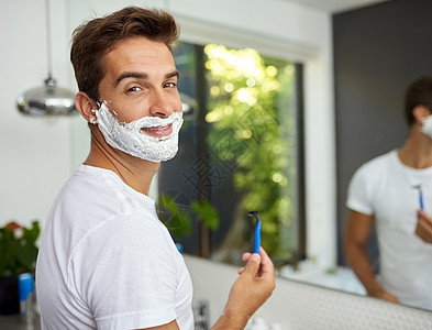 之前的奶油全没了 一个英俊男人被割下一针 要在家里浴室刮胡子的胡须图片