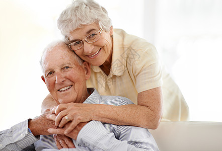 他是我的第一位也是最后一位 一家老夫妇一起在家白发成人老人老年人老化沙发女士拥抱微笑男性图片