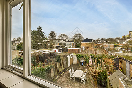 从窗口查看奢华天空结构外观房子城市草地庭院住宅绿色图片