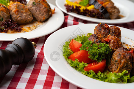 煮肉和白盘上新鲜蔬菜沙拉美食午餐桌子木头烧烤炖肉猪肉厨房炙烤食物图片