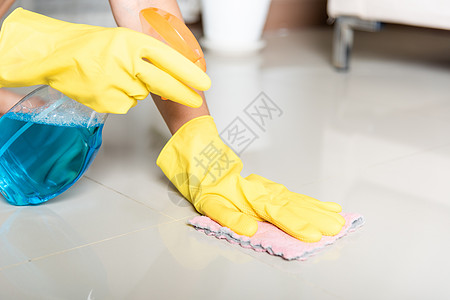 身着黄色橡皮手套 布布布布和洗涤剂在家中清洗地板的亚洲妇女仆人洗涤清洁度打扫抹布拖把家务清洁剂帮助家政图片
