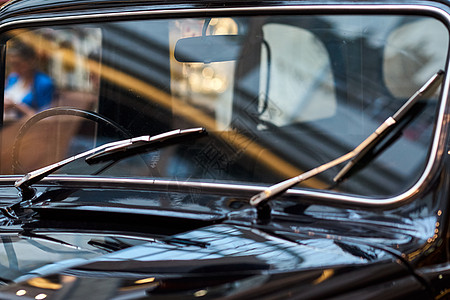 用挡风玻璃闭合的回车风屏 黑色旧车的一部分图片
