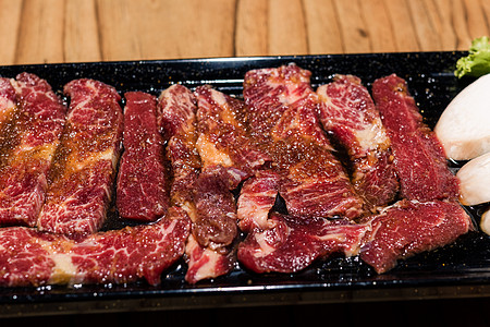 韩国传统风格的新鲜猪肉牛肉肚子BBQ肋骨烹饪烧烤自助餐蔬菜食物美食菜单盘子炙烤图片