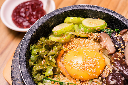 韩国传统菜盘比宾巴混合米和蔬菜包括牛肉和炒蛋盘子桌子食谱午餐烹饪蛋黄石头猪肉餐厅菠菜图片