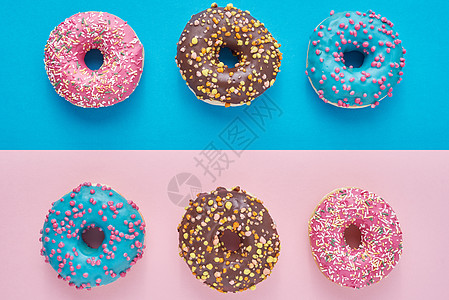 粉色和蓝色面糊的甜甜圈 最小型的创造性食品成分 平板衣服风格冰镇面团面包坡度早餐蛋糕甜点糖果潮人小雨图片