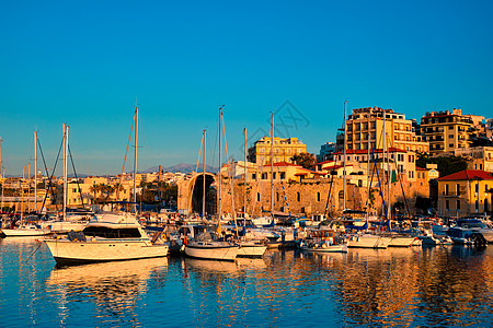 希腊克里特岛希腊希拉克利翁的威尼斯堡和停泊渔船首都背景海岸建筑小城风景码头港口钓鱼血管图片