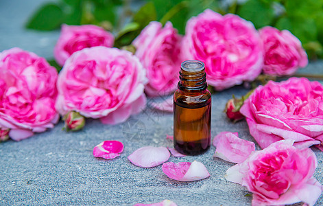 茶叶玫瑰的精油提取 有选择的重点芳香皮肤温泉水疗身体疗法花瓣横幅治疗瓶子图片