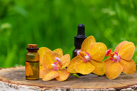 白底隔绝的碗中含有基本油和兰花的瓶子卫生液体化妆品芳香产品草本植物奢华按摩药品治疗图片