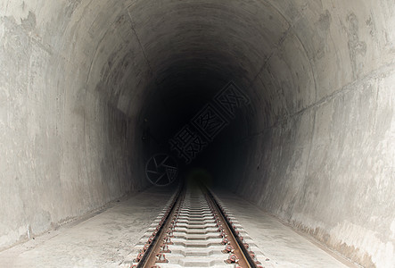 铁路沿铁道直通黑暗列车隧道入口阴影火车运输黑色石头洞穴圆弧轨道旅行铁轨背景图片