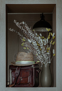 旧棕色皮袋和陶瓷花瓶中干燥的花朵上挂着青蛙帽气氛投标艺术生活回忆建筑学陶器干花记性复古图片