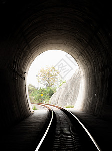 在铁路隧道和铁路内部 尽头有自然光 隧道尽头的光 光与影 实现目标的概念黑暗运输轨道风景圆弧阳光洞穴火车黑色入口图片