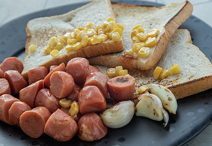 烤香肠 面包 甜玉米内核和大蒜的早餐快餐食谱摄影美味调味品饮食城市生活玉米玉米粒午餐香肠图片