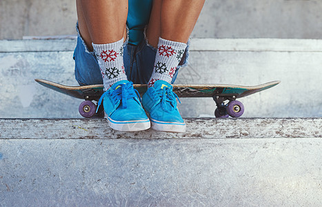学会滑冰 被一个坐在滑板上的年轻女人割伤图片