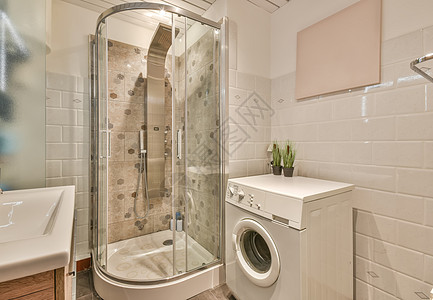 浴室周围都是白瓷砖装饰镜子制品洗涤家具龙头机器卫生陶瓷卫生间图片