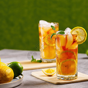 古老的冰茶加柠檬和高杯冰冰镇液体果汁水果玻璃眼镜饮料叶子食物薄荷图片