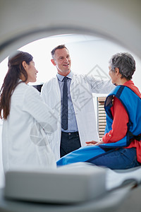 我有一个好消息要告诉你 一个成熟的女人和医生交谈过 还有核磁共振扫描镜头的画面图片