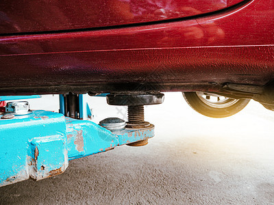 车辆液压地板插车将汽车修理车库的车身抬起 以便修理图片