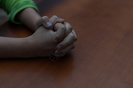 孩子的双手在祈祷时折叠在一起女性女孩上帝神学静脉宗教信仰童年祷告孩子们图片