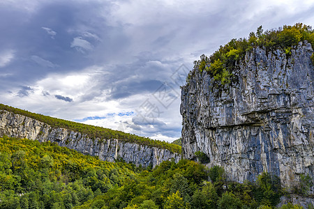 山地景观 一山有大垂直岩石的景象风景森林国家环境丘陵吸引力山脉石头天空游客图片