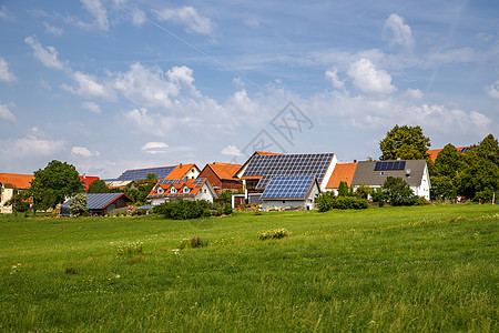 房顶上的太阳能电池板 绿色能源图片