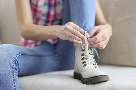 女人装扮成街对街打扮鞋头手指沙发女性皮革蕾丝长椅服装训练图片