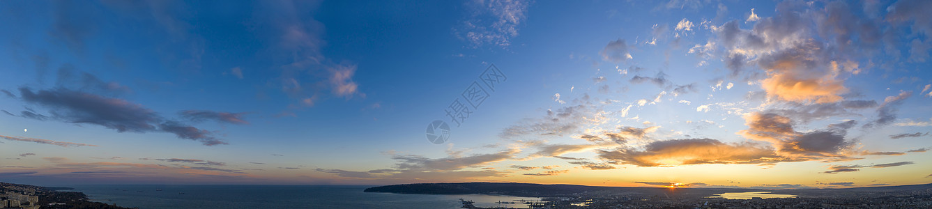 海洋上惊人的日落天空的全景图片