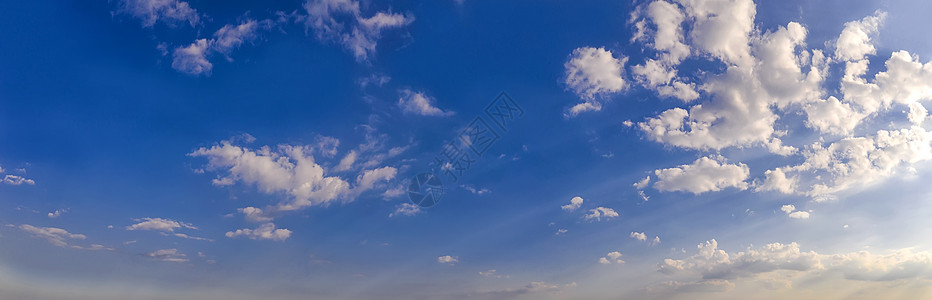 蓝色天空的景象与飘散的云彩全景天堂天气云景太阳晴天积雨沉淀日光横幅图片