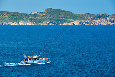 希腊米洛斯岛附近的爱琴海希腊渔船希腊旅行蓝色风景背景钓鱼航海海岸图片