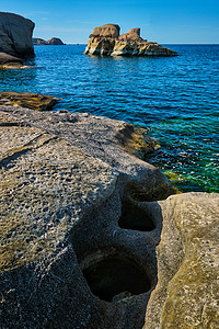 希腊米洛斯岛上著名的萨拉基尼科海滩悬崖风景砂岩岩石白色背景海滩旅游石头游客图片