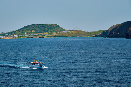 希腊米洛斯岛附近的爱琴海希腊渔船希腊背景蓝色风景旅行钓鱼海岸航海图片