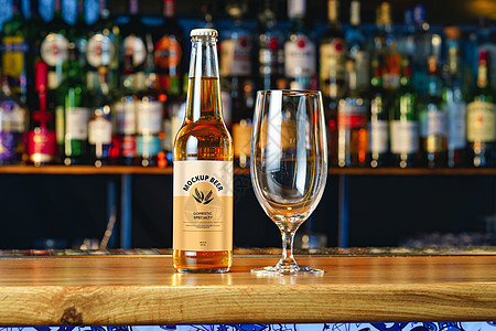 啤酒瓶 在模糊的酒吧柜台上模拟广告饮料工艺瓶子包装标签小样木头品牌啤酒图片