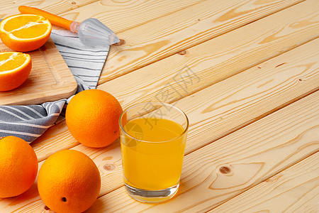 鲜橙汁杯子 木制桌上有新鲜果实食物液体橙色团体乡村产品瓶子水果早餐热带图片