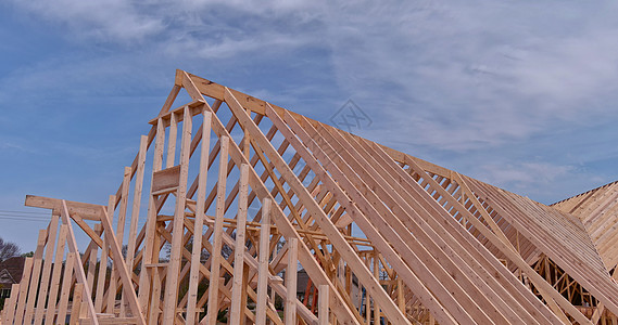 正在建造中的木制框架房 屋顶梁的全景图片