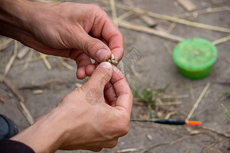 具有山地背景和有选择性重点的木制浮板上的捕捞渔具垂钓者配件卷轴金属木材男人战略渔夫运动蠕虫图片