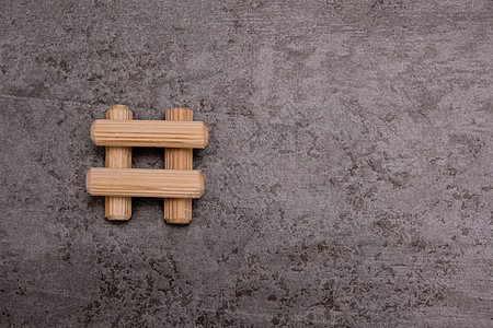 在灰色背景上看到一组木毛巾 特写 选择性焦点材料爱好木板销钉宏观套件木头工业圆柱家具图片