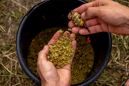 具有山地背景和有选择性重点的木制浮板上的捕捞渔具钓鱼木材颗粒活动金属食物闲暇工具齿轮纺纱图片