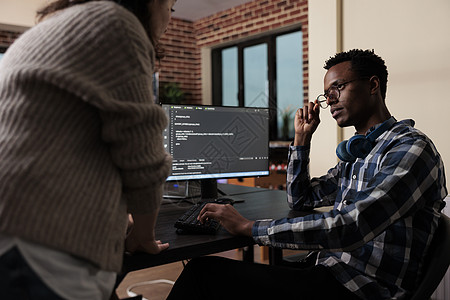 软件开发商坐在办公桌上 开发一个功能性的数据加密系统背景图片