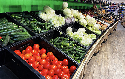 商店柜台上的蔬菜 有选择地聚焦维生素浆果生产食物篮子农业水果商菜花营养销售图片