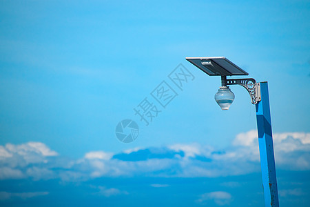 一个太阳能灯柱 对着蓝天生态太阳能板技术绿色行业天空邮政工业创新环保图片