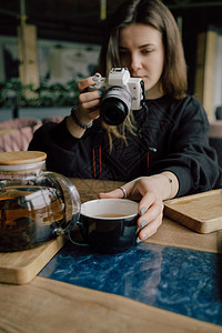 女人拍杯茶的照片 有选择的焦点女性乐趣咖啡相机键盘享受快照拍照消息女士图片