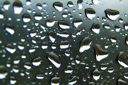 在寒冷的冬天 窗帘上的雨滴下雨天气流动雷雨淋浴窗户玻璃季节湿度茶点图片