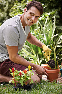 园艺可是很轻松的 一个英俊的年轻男人在户外花园里的肖像背景图片