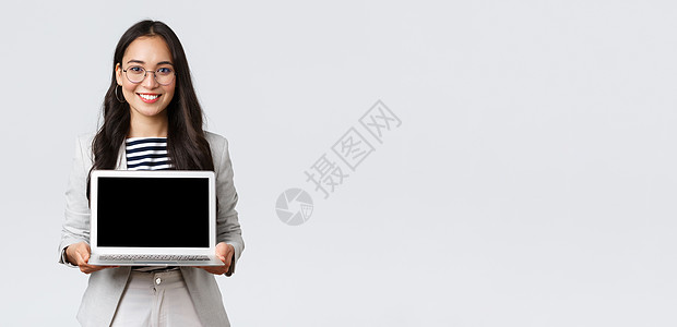 商业 金融和就业 女性成功企业家的概念 专业的亚洲女商务人士开会 在笔记本电脑上做演示 用愉快的微笑展示屏幕工作室推介会学生商务背景图片